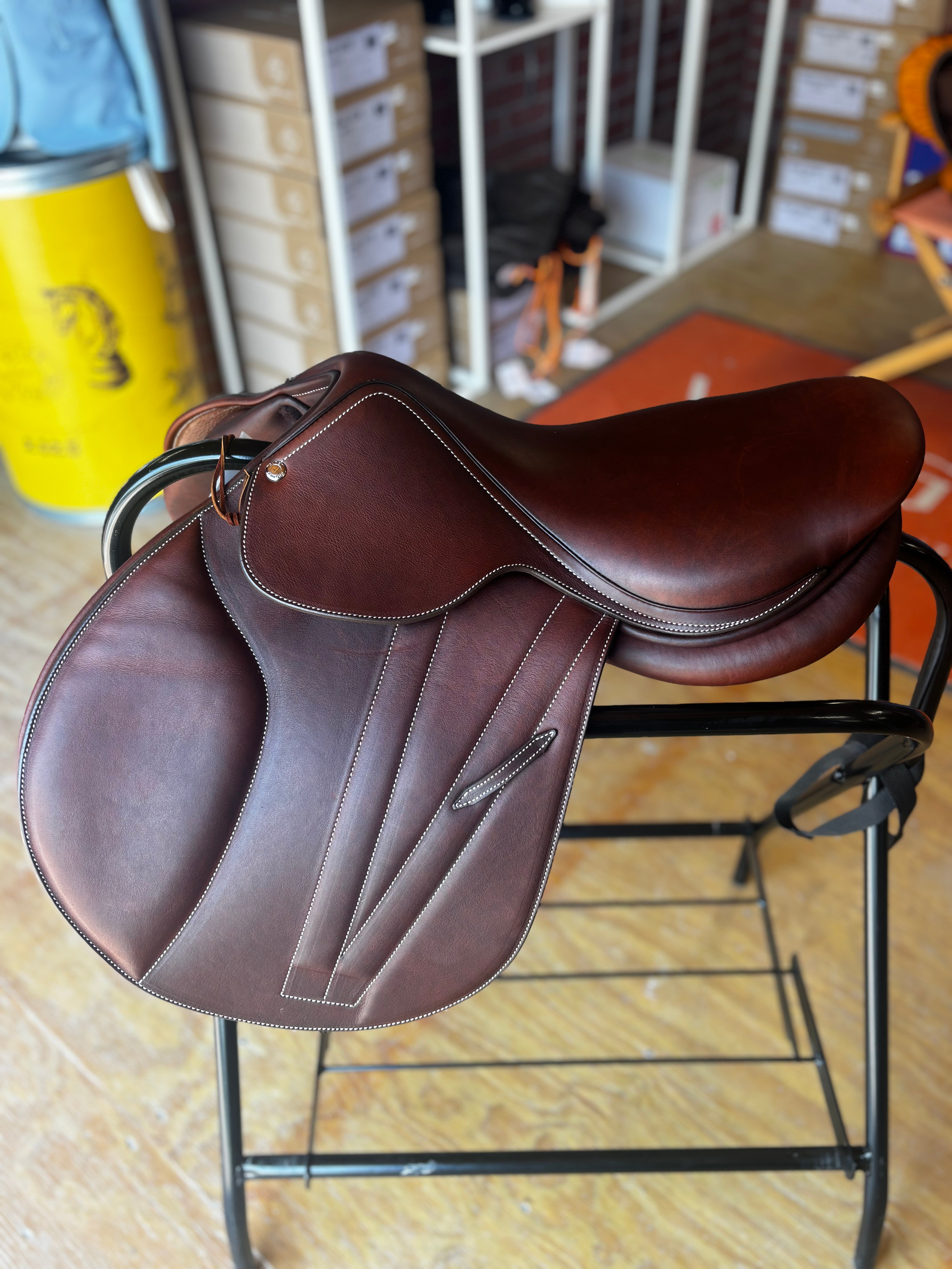 Butet saddle 17” L - SEMI FLAT SEAT